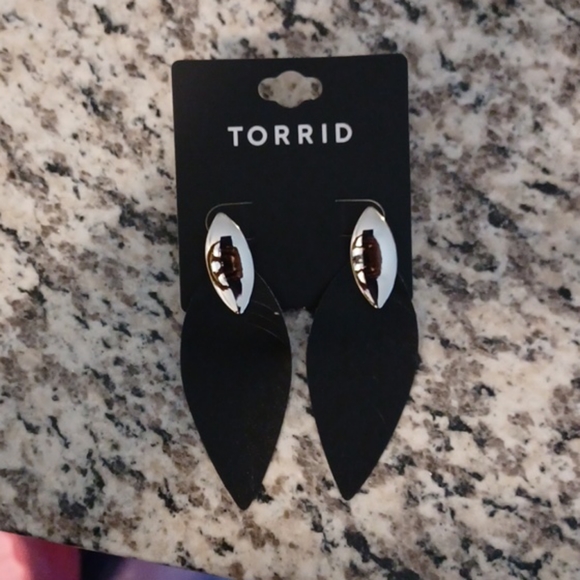 ✨ 2/$18  Torrid Back Faux Leather Leaf Earrings - Picture 3 of 3
